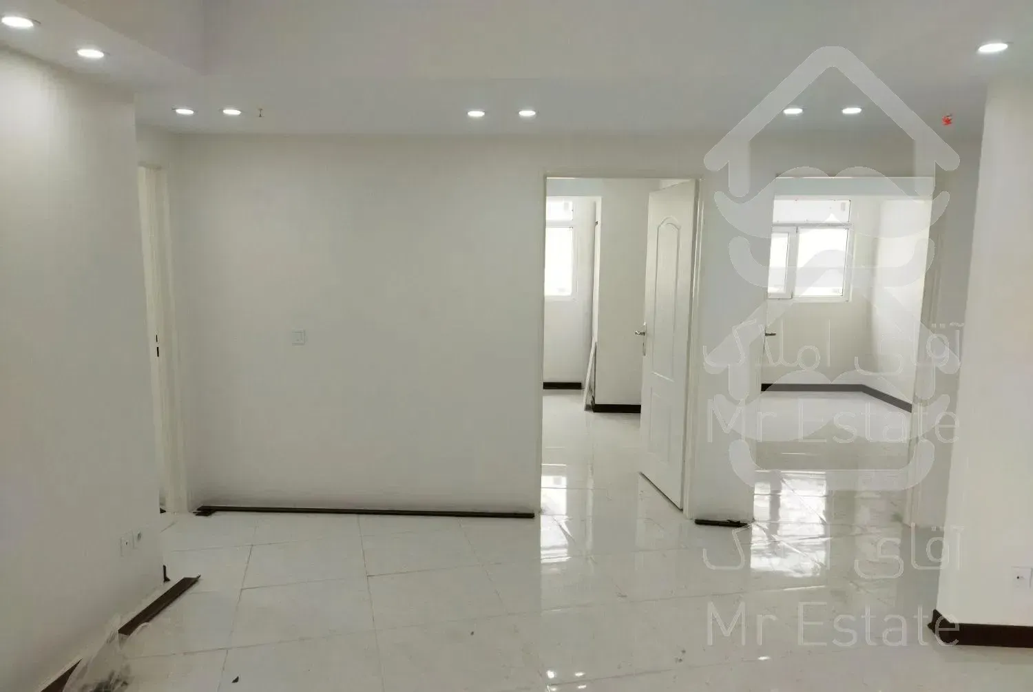 ۲۳۰ متر/برج ۴ خواب/نورگیر ۲ طرف/ویو دریاچه چیتگر