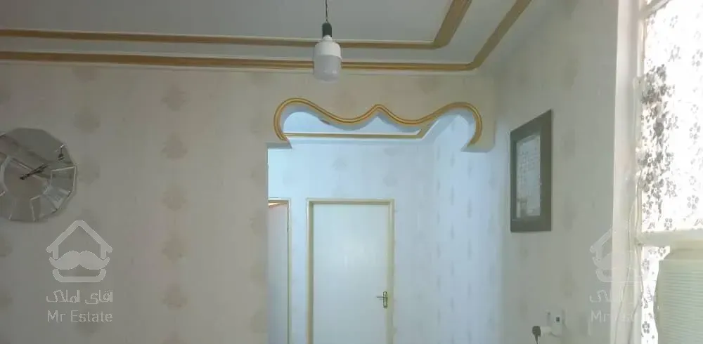 اپارتمان دو خوابه تمیز و کاغذ دیواری شده