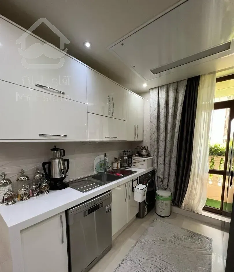 ۱۰۰ متری ۸ ساله