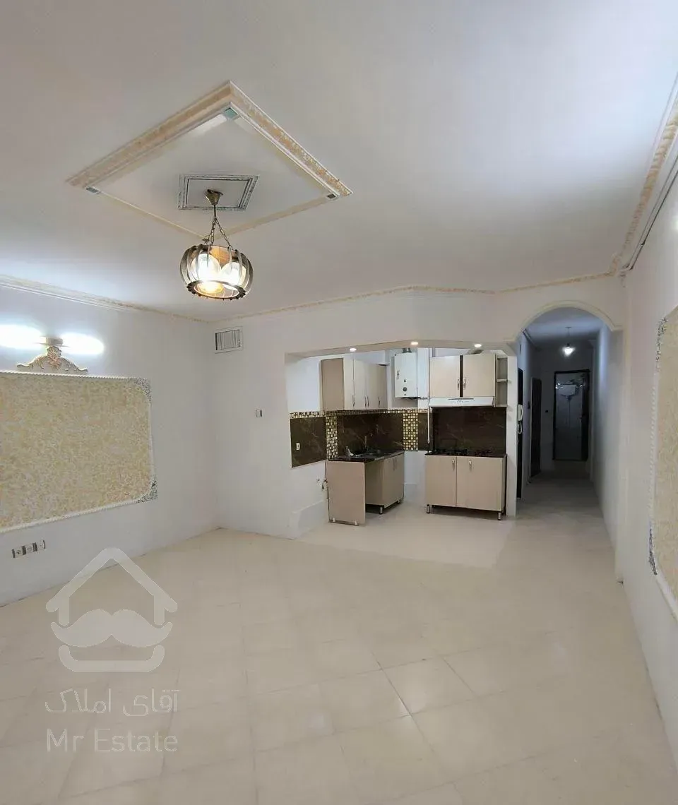 ۶۵ متر طبقه اول حاشیه خیابان با پارکینگ ماشین