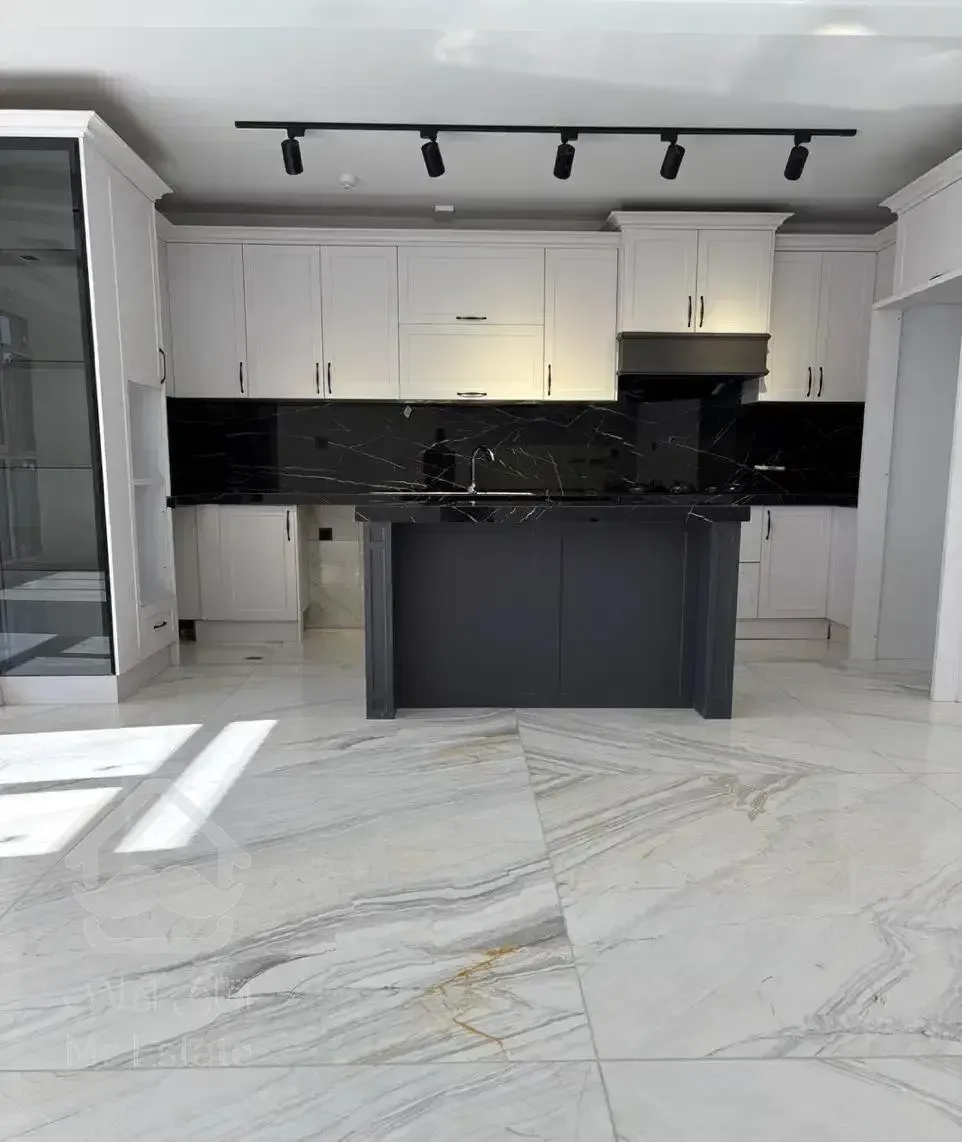 (۱۳۳متر)۳نبش بر میدان/معماری مدرن/چشم نواز