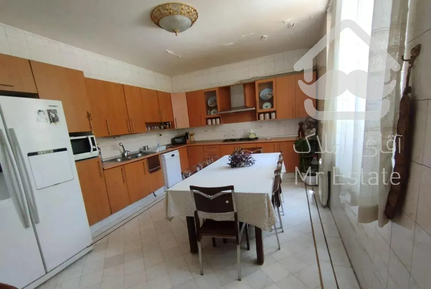 ونک ۲۰۰ متر روبه آفتاب/ ۳ خوابه (۱۰۰ متر قدرالسهم)