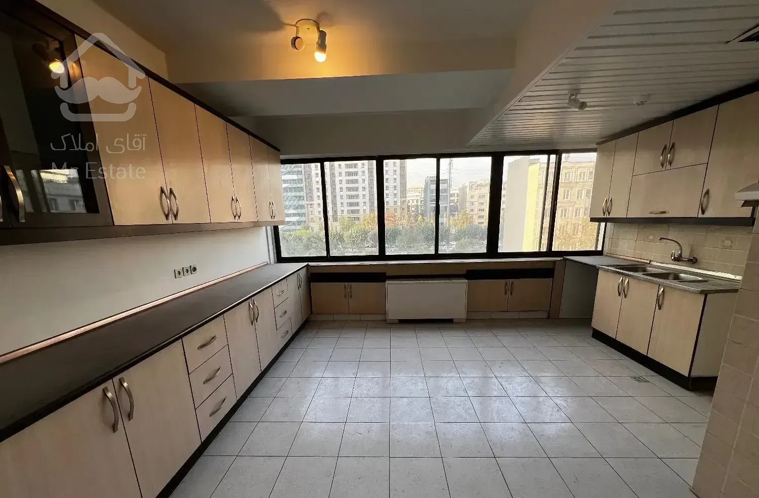 اجاره/۲۰۰متر۳خوابه/برج های ونک پارک