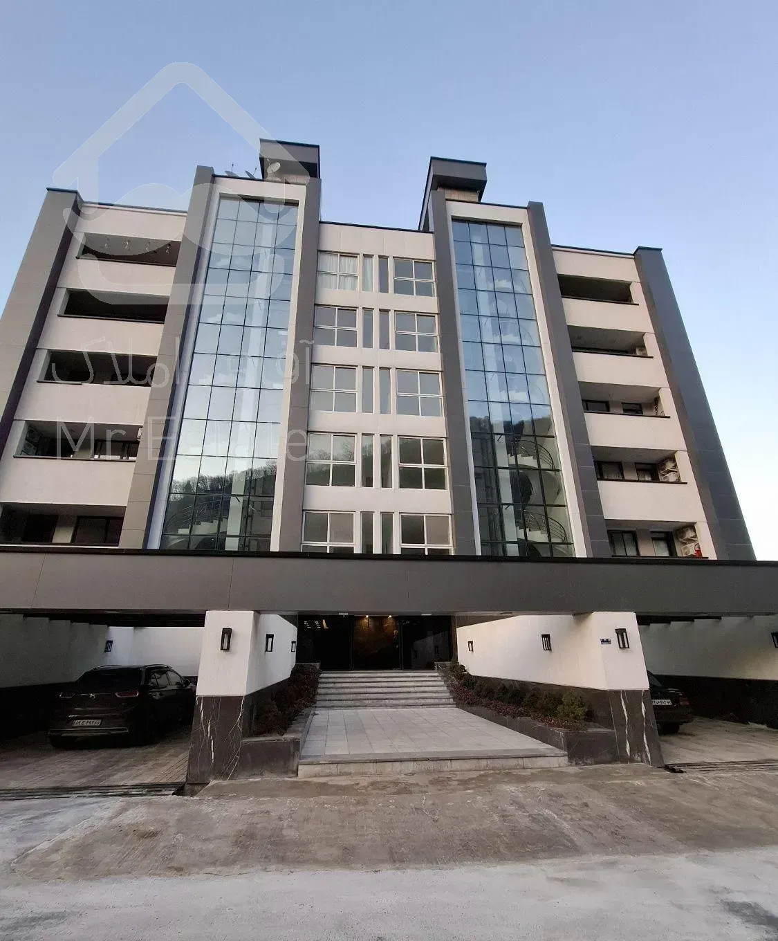 واحد رویایی مدرن در دل جنگل با ویو دریا