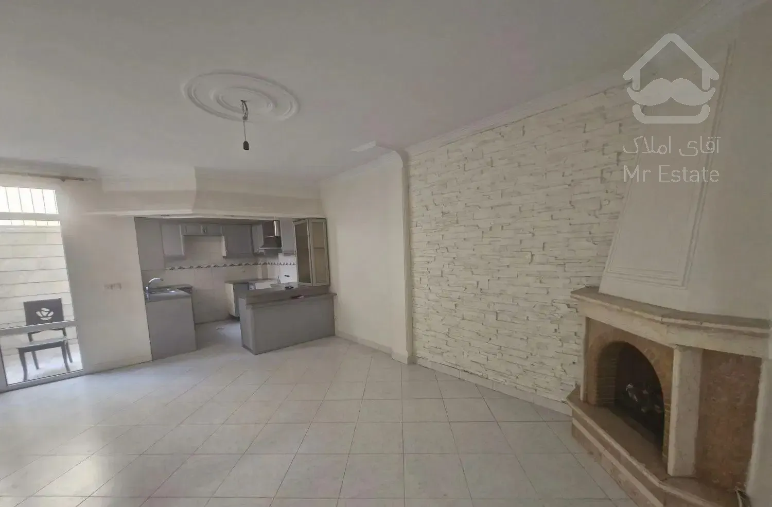 نارمک / تاپ لوکیشن /۵۵ متر / ۱۵ ساله روبه افتاب