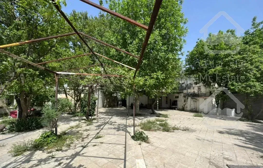 باغ ۲۱۰۰ متری با بنای ۵۰۰ متری