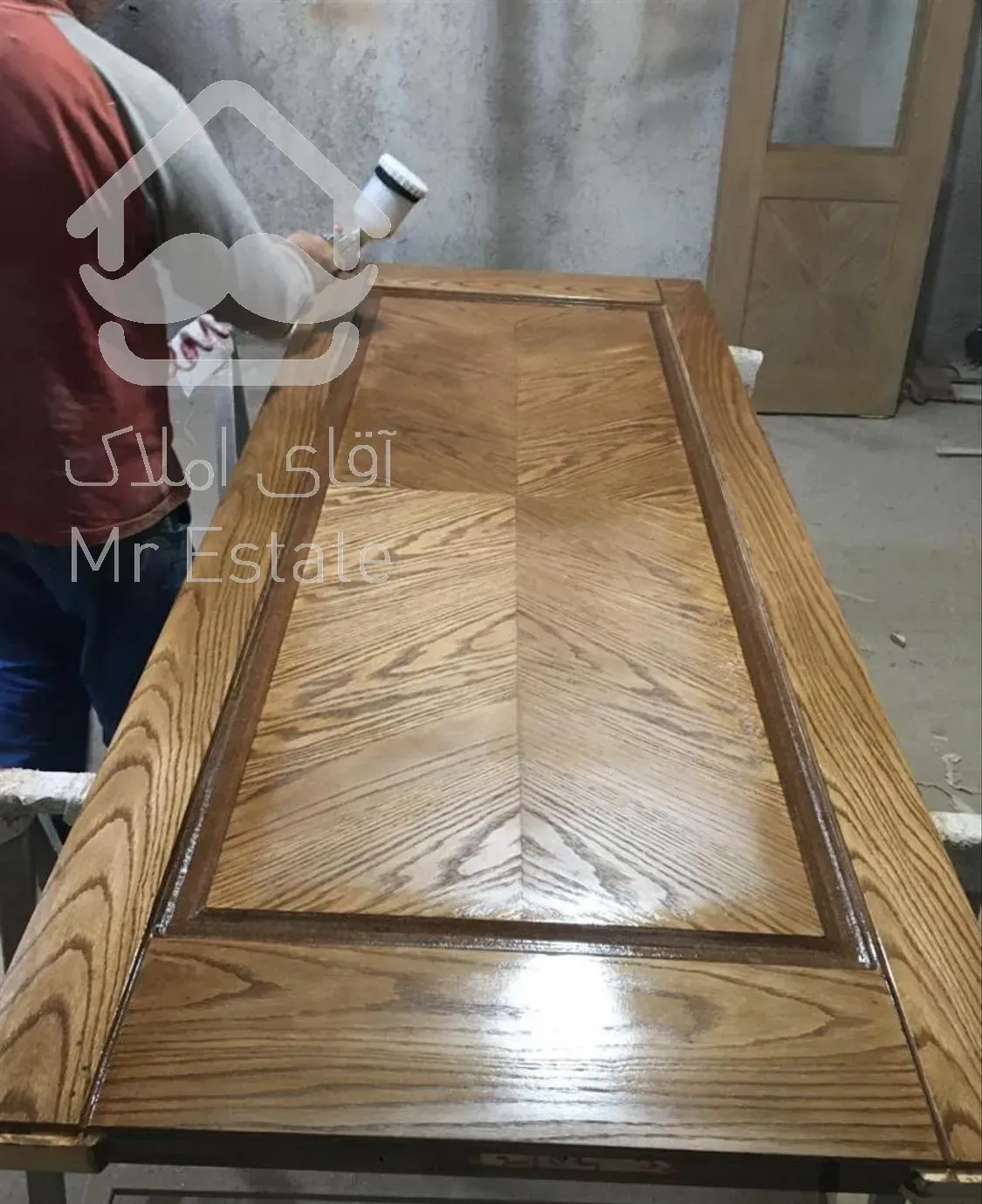 نقاش ، رنگ کاری تخصصی چوب در کارخانه