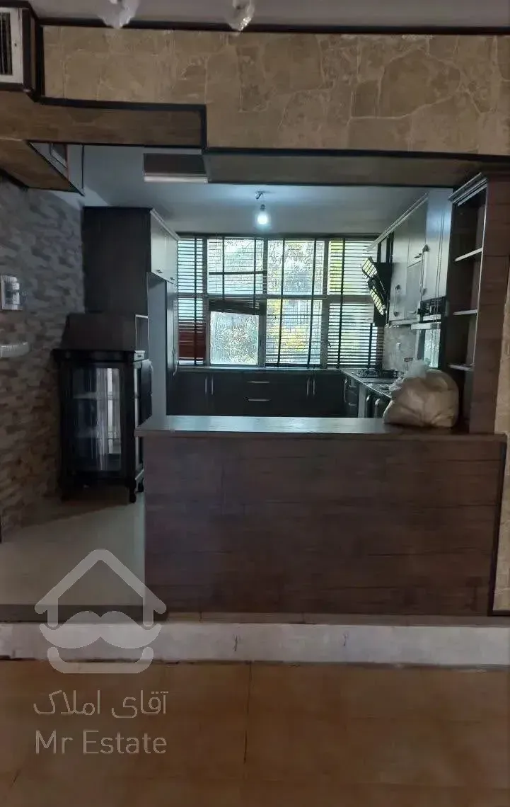 اجاره آپارتمان۱۴۰متری/طبقه یک/سه خواب/میدان انقلاب