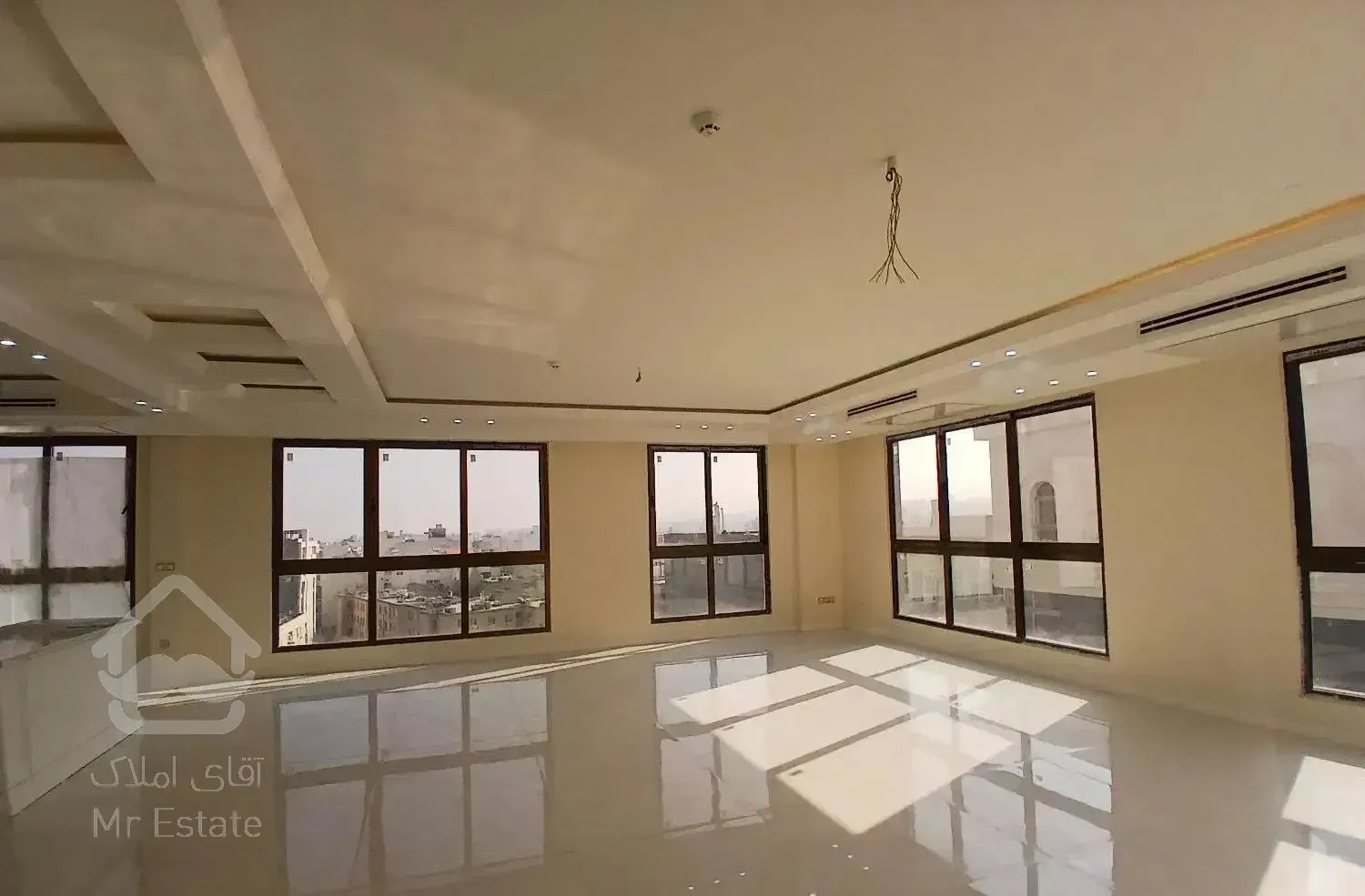 270 متـر/ تکـواحدی/ 3 نبش / آکواریــوم/ 10 مترتراس