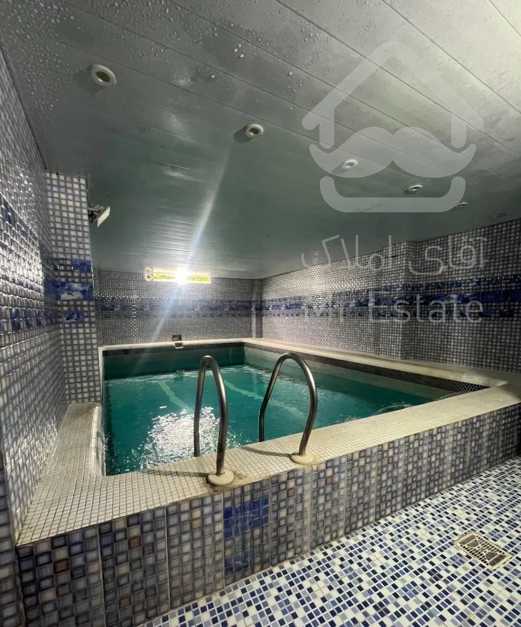 ویلا ۲۹۰متر استخردار سه خواب فول فرنیش