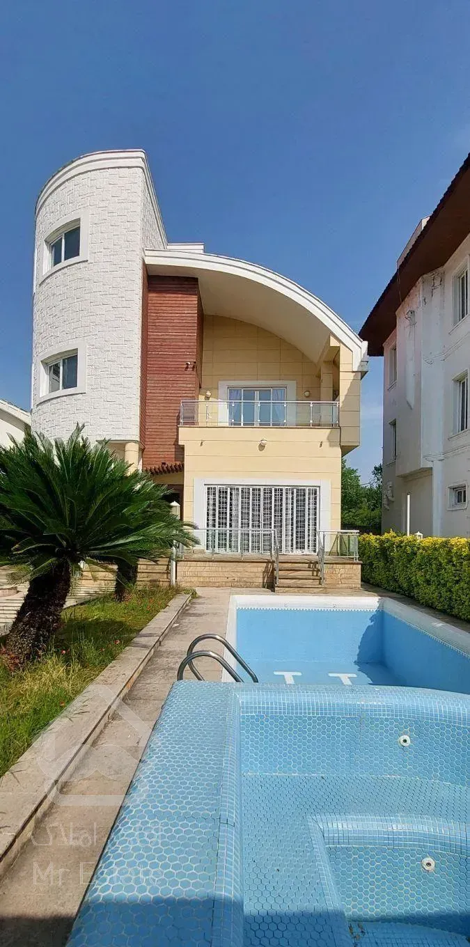 رهن ویلا لوکس شهرکی ۴ خواب استخردار