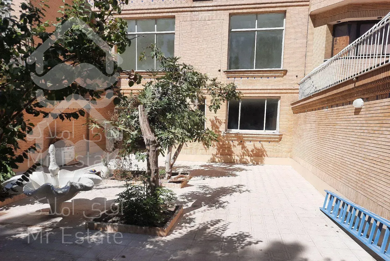 منزل ویلایی ۲۵۰ متری نوساز با ۳ طبقه بنا دربست