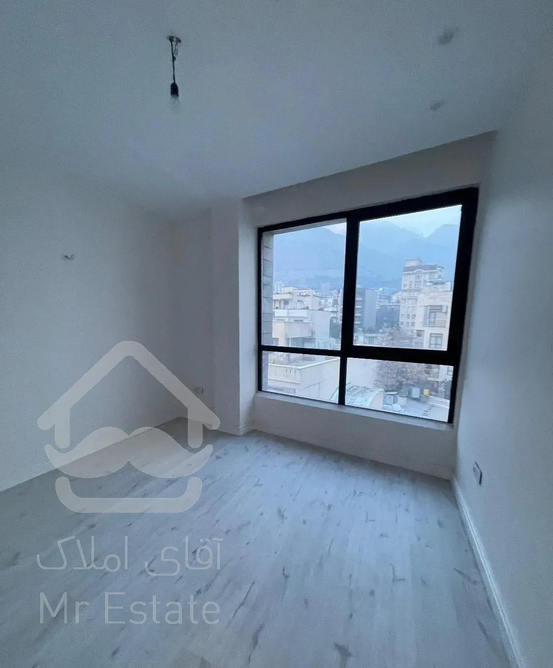 ۲۰۰ متر/ تراس بزرگ/۳ جهت نور