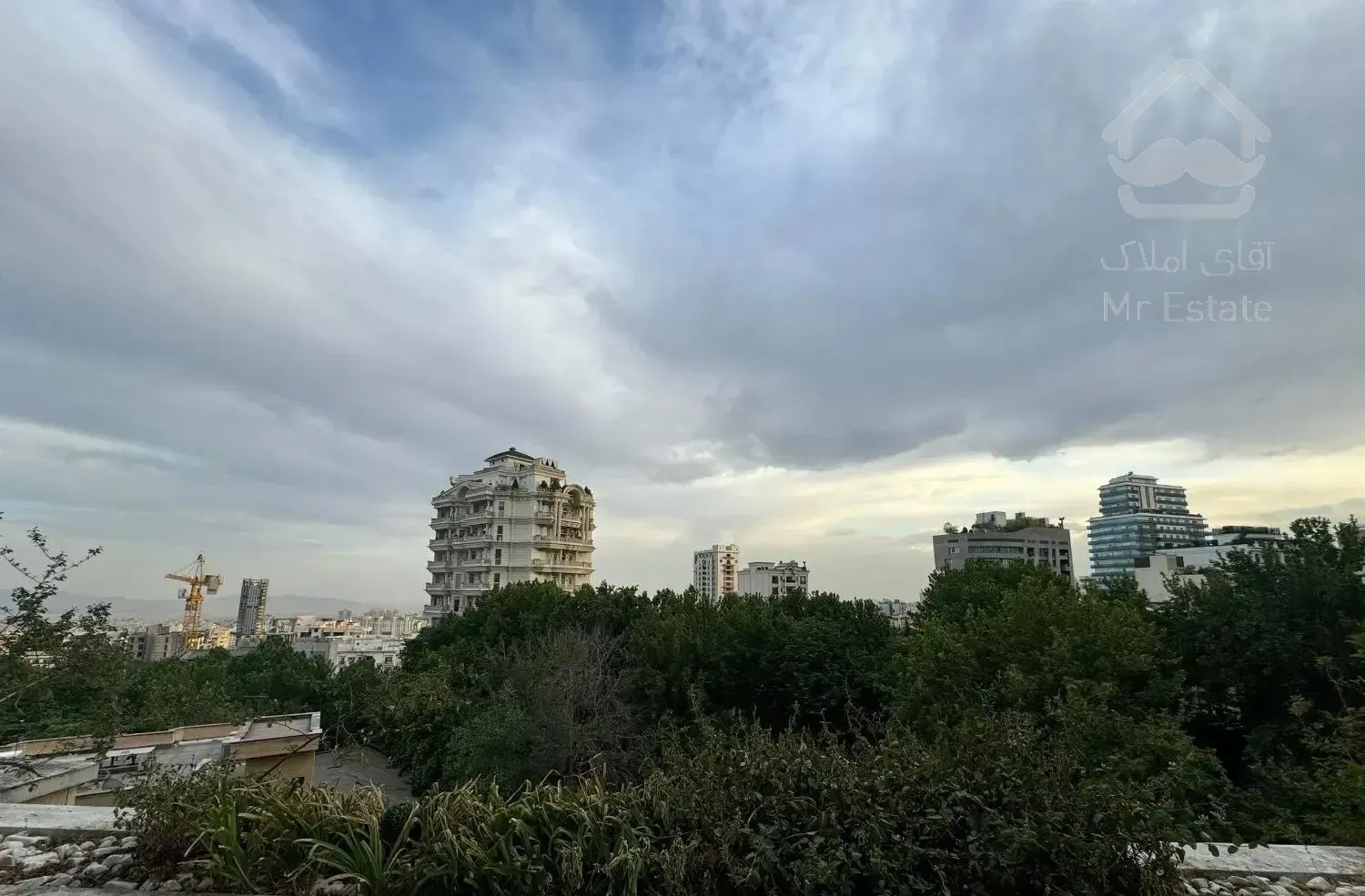فروش ۳۳۰متر آپارتمان دارای ۲۵۰متر قدرالسهم نیاوران