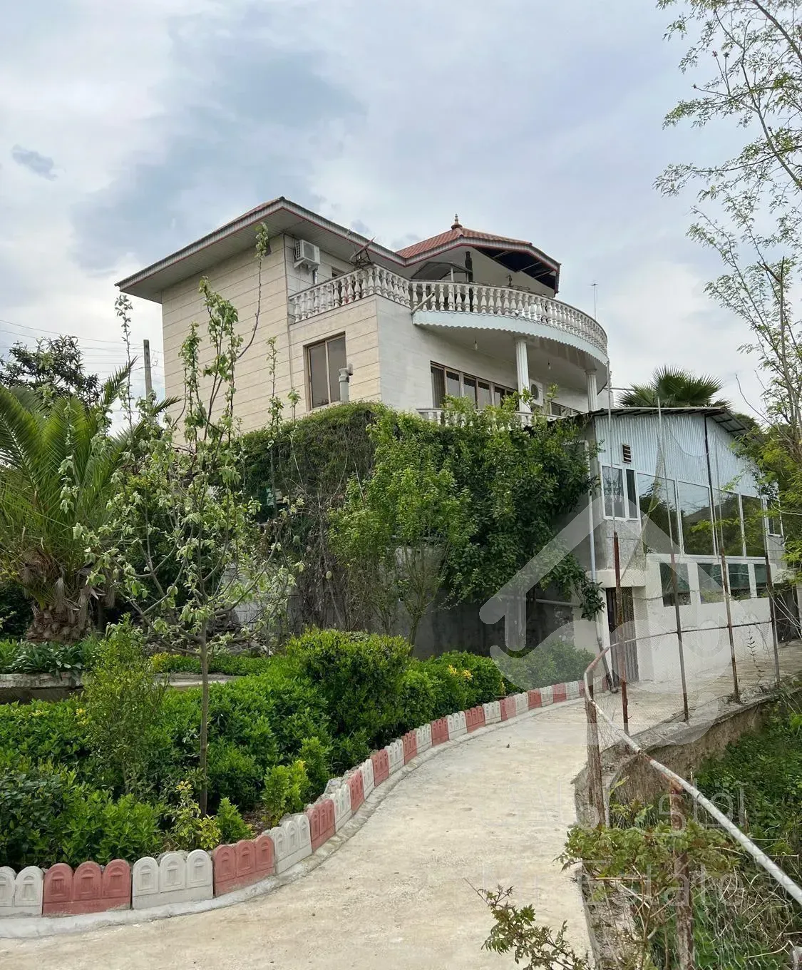 ۱۰۰۰ متر باغ ویلا با ۴۵۰ متر بنا استخردار ویو دریا