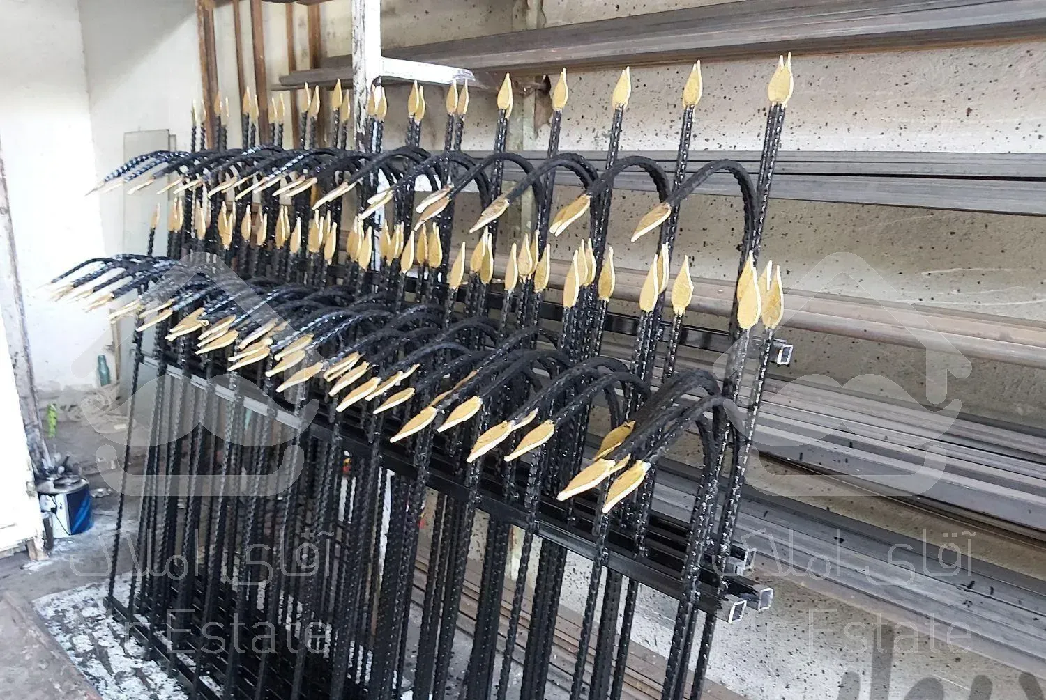 نرده و حفاظ روی دیوار