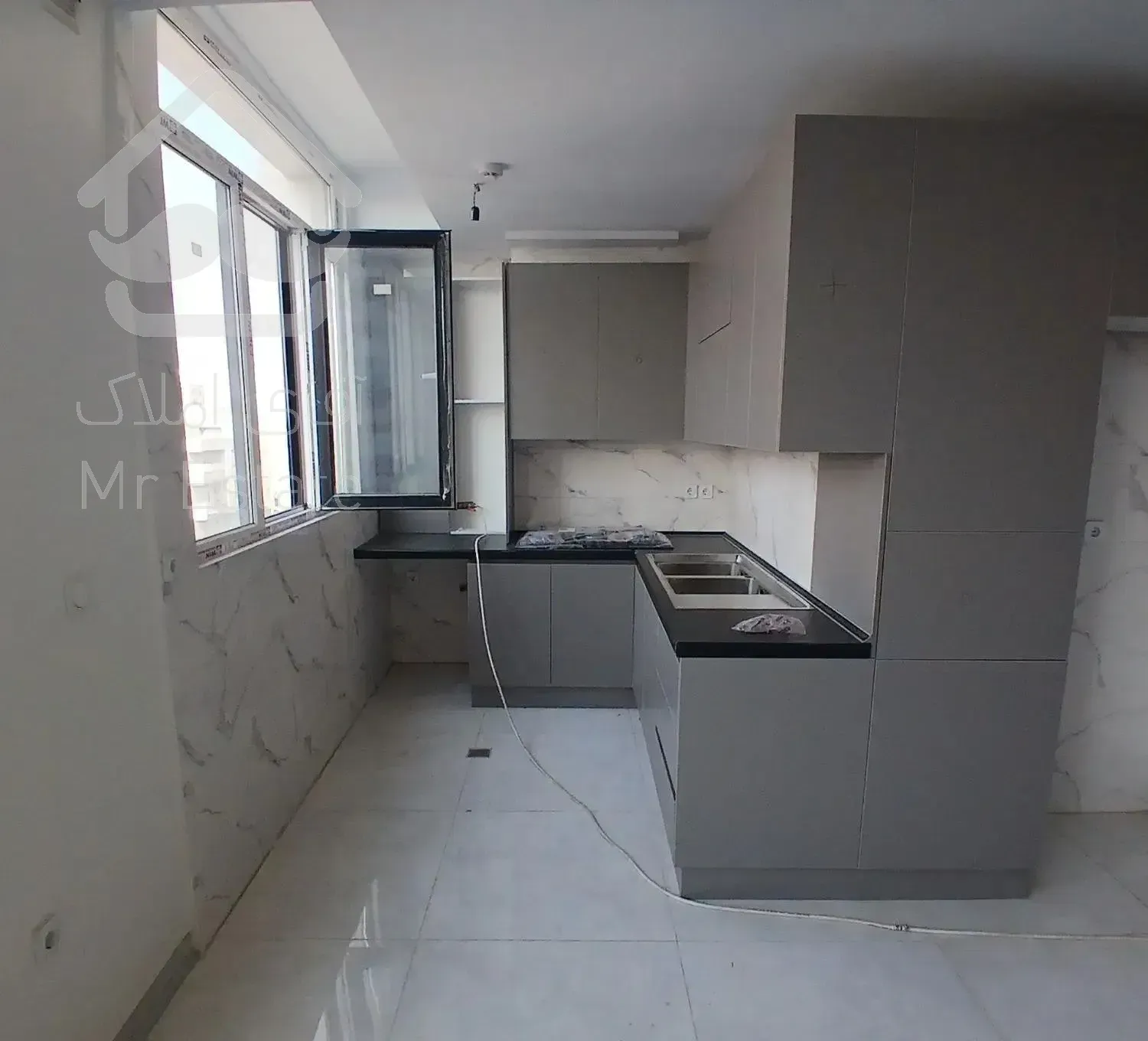 ۱۳۵متر ۳خواب کلید نخورده دانشگاه شریف خ آزادی مترو