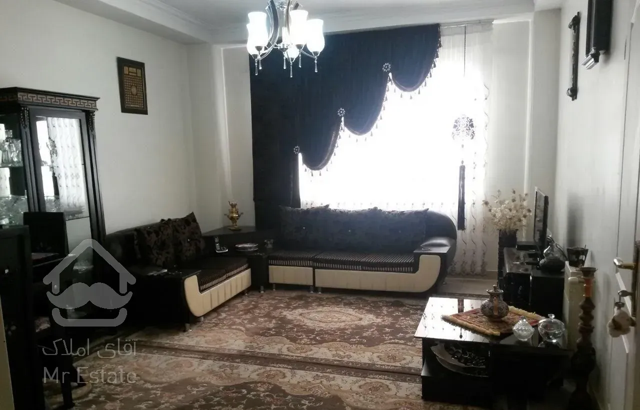 تک واحدی از هر دو طرف غرق نور نقاشی شده