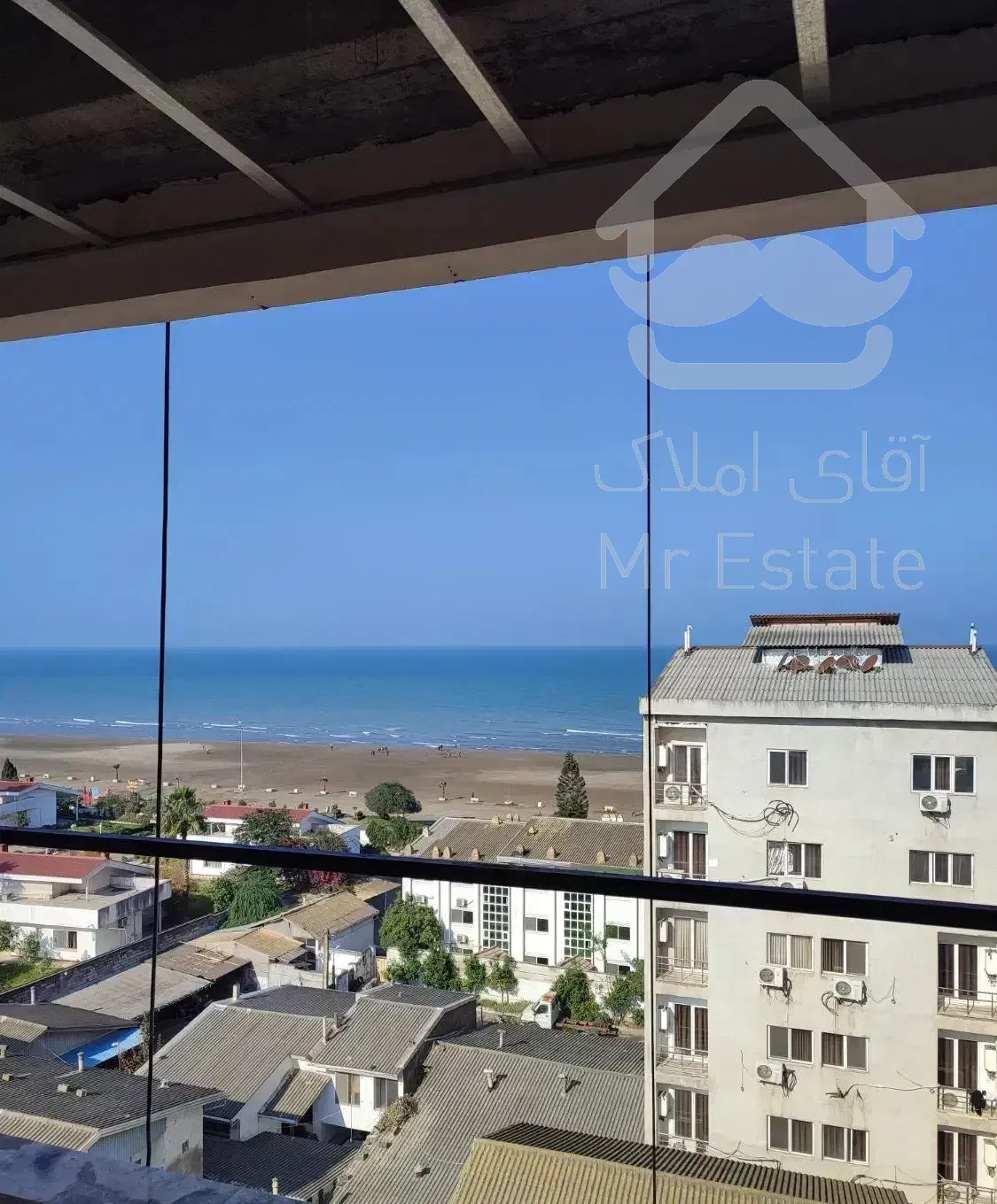 آپارتمان ساحلی با تراس مشرف به دریا