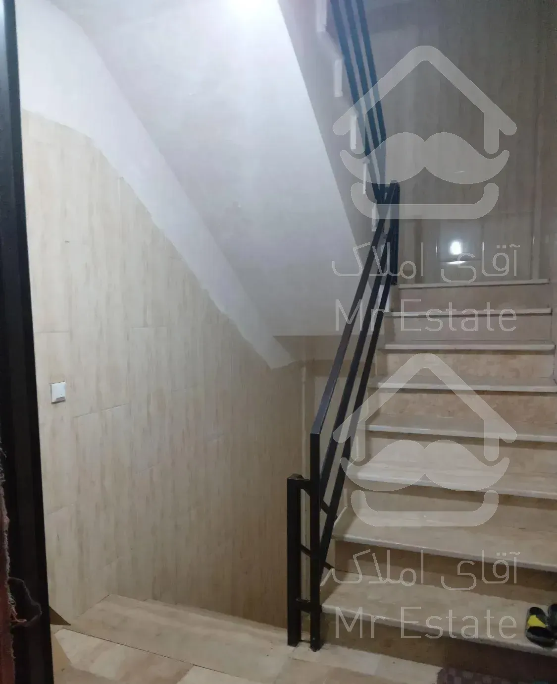 یک واحدآپارتمان۸۰متری طبقه اول ازسه طبقه .