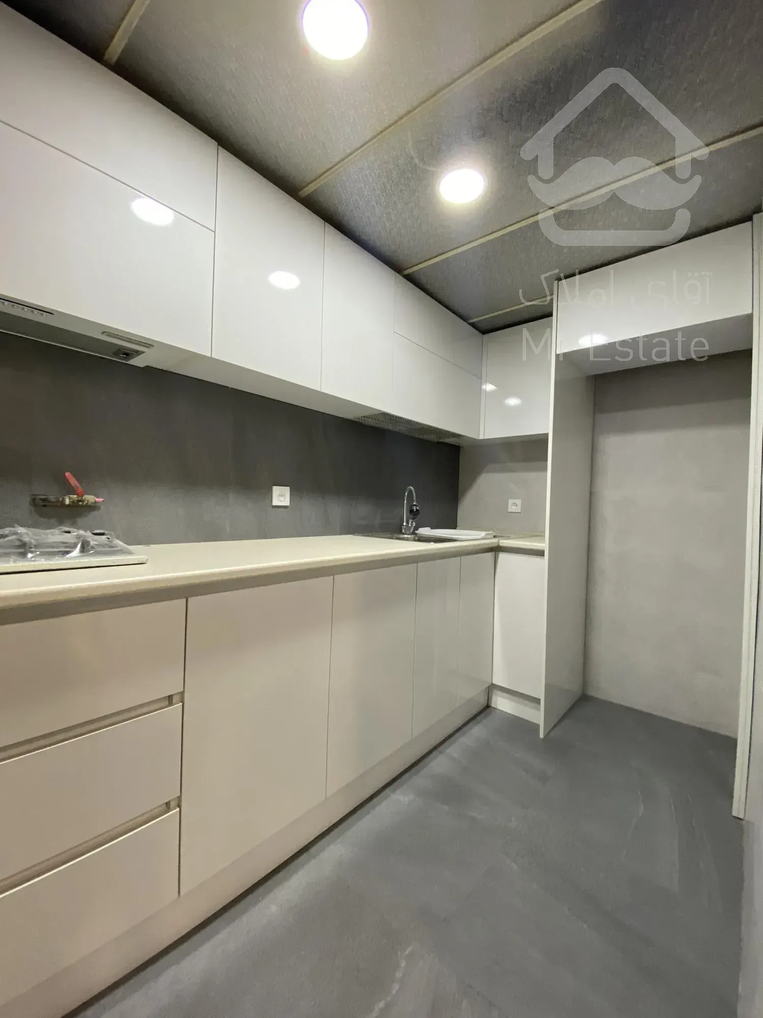 ۸۲مترموقعیت اداری،لوکیشن بینظیر، دیزاین مدرن