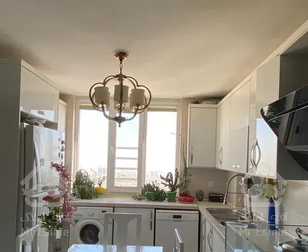 ٩٠ متر طبقه ٧ سالن پرده خور شیک خوش نقشه