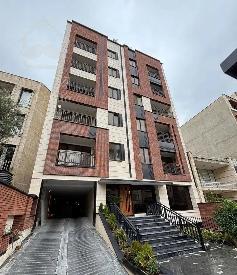 ۱۵۰ متر ۳ خواب نوساز ۲ پارکینگ/ لابی و روف گاردن