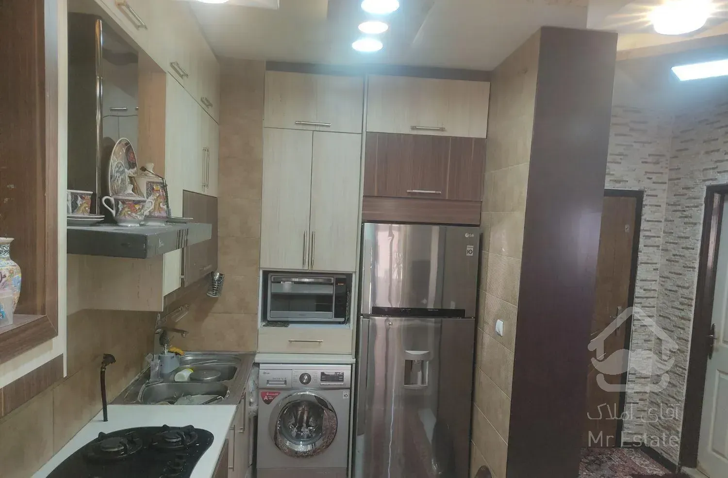 یک واحد مسکن مهر سمت بالا غرق در نور