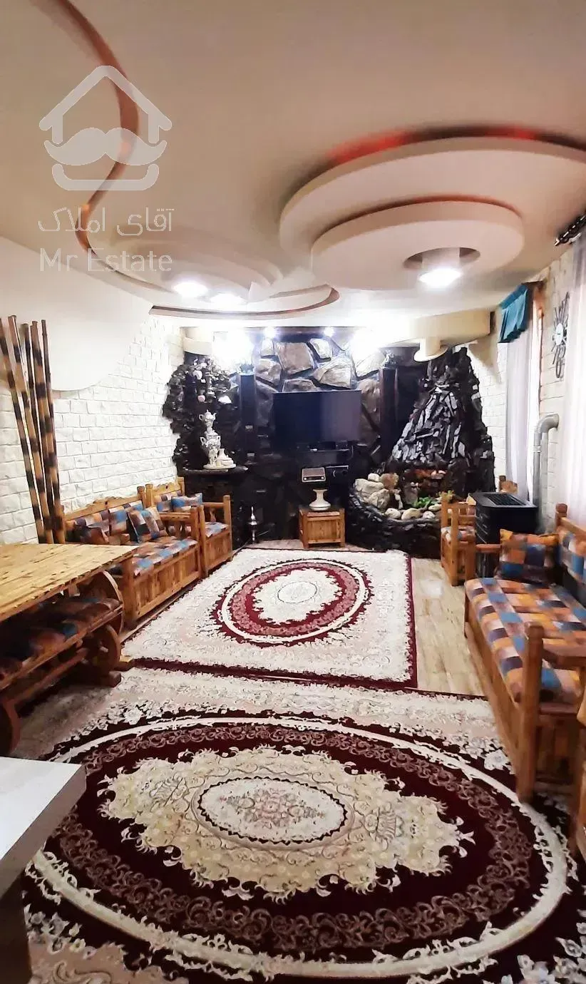 ویلا چوبی جنگلی با آبشار داخل سالن پذیرایی