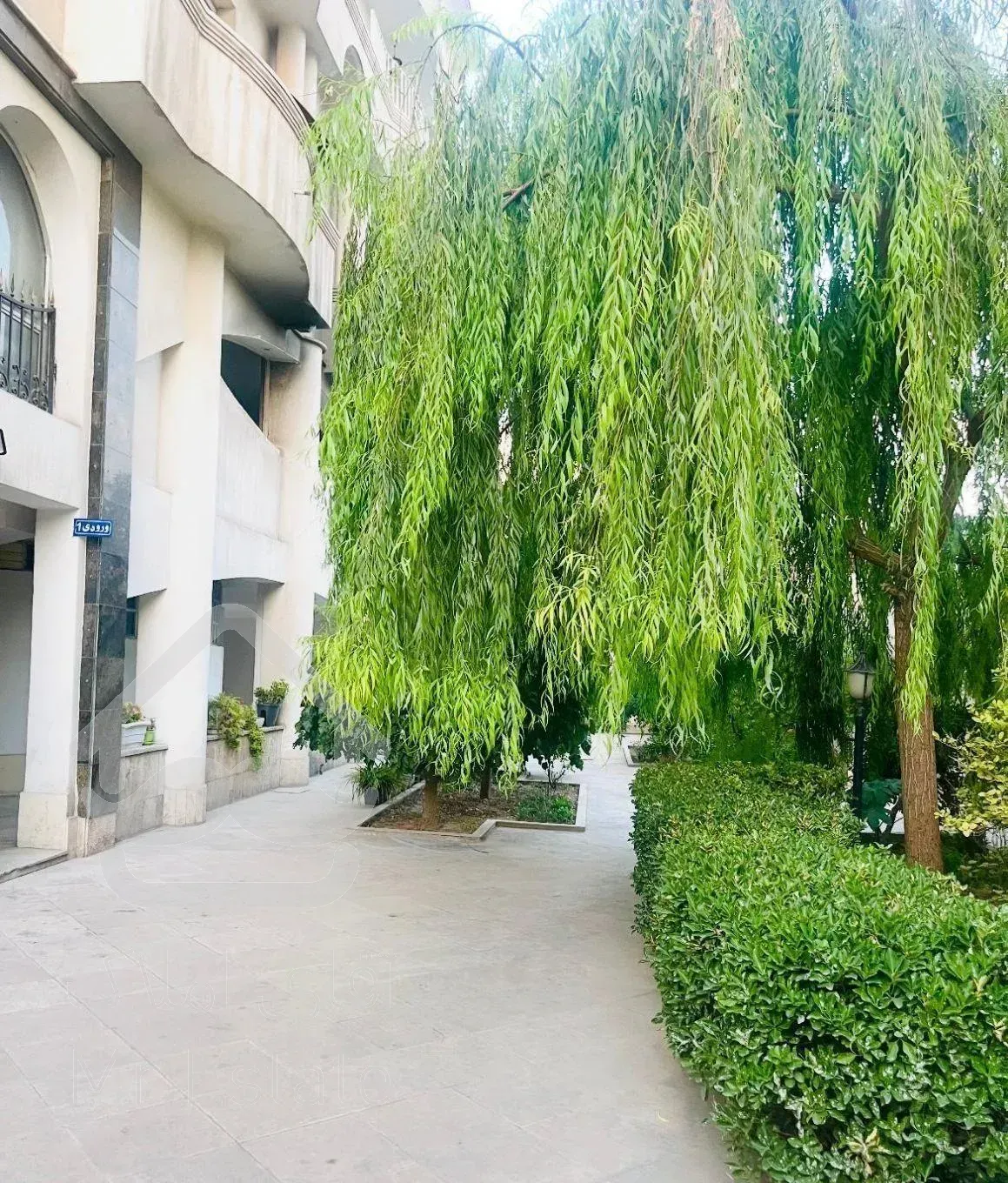 آپارتمان سه خواب با حیاط خلوت