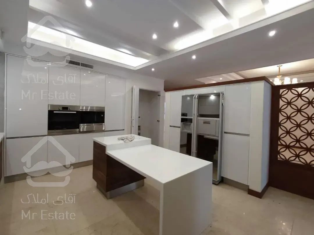 ۲۳۰ متر / ۳ خواب / ۲۴ متری / مارکدار / فول مشاعات / ۲ پارکینگ