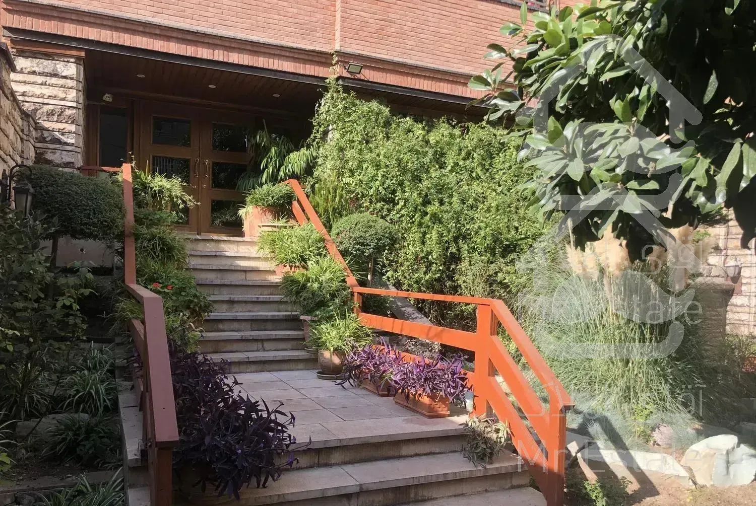 ۱۱۰متردنج و کاملا مسکونی (حکمت)