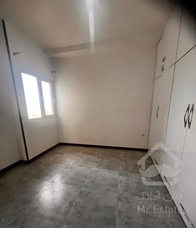 تنهاتر آپارتمان با زمین