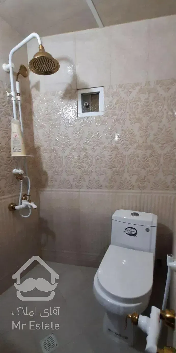 ویلا چوبی جنگلی با آبشار داخل سالن پذیرایی