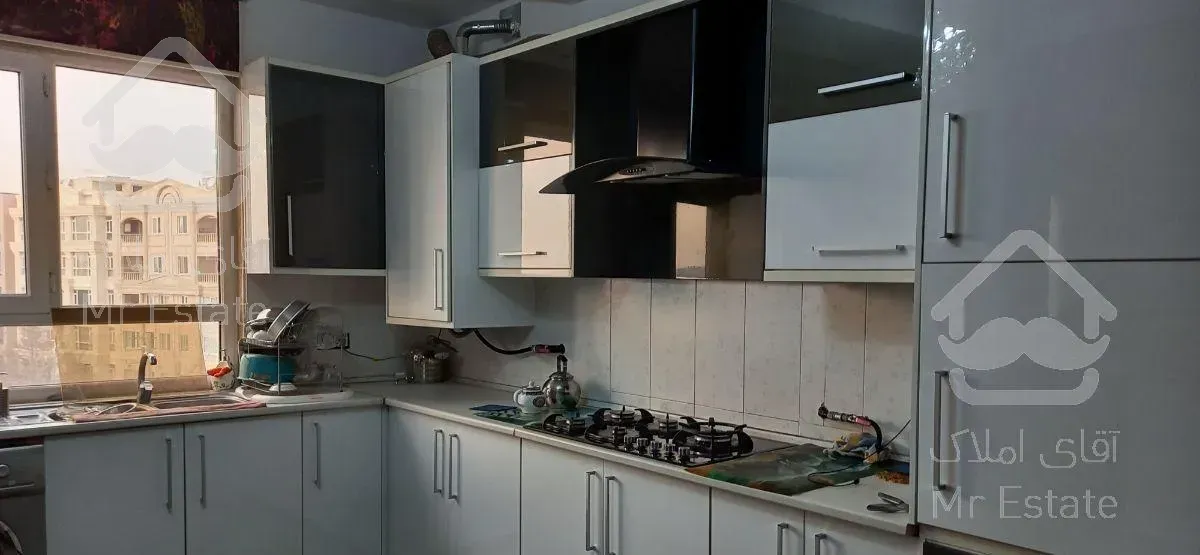 آپارتمانی با ویوی آزاد  در خیابان اصلی فاز ۵ .