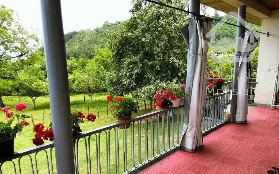 ویلا تراس دار کنار جنگل و نزدیک به شهر