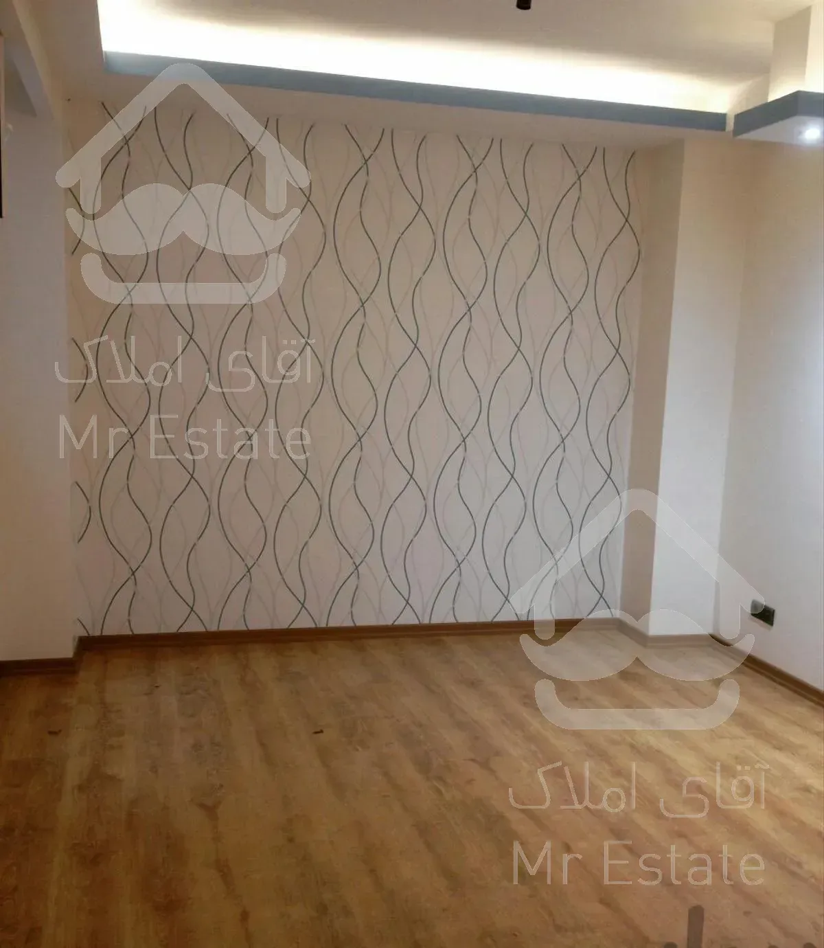 مجری حرفه ای کاغذدیواری و پوستر