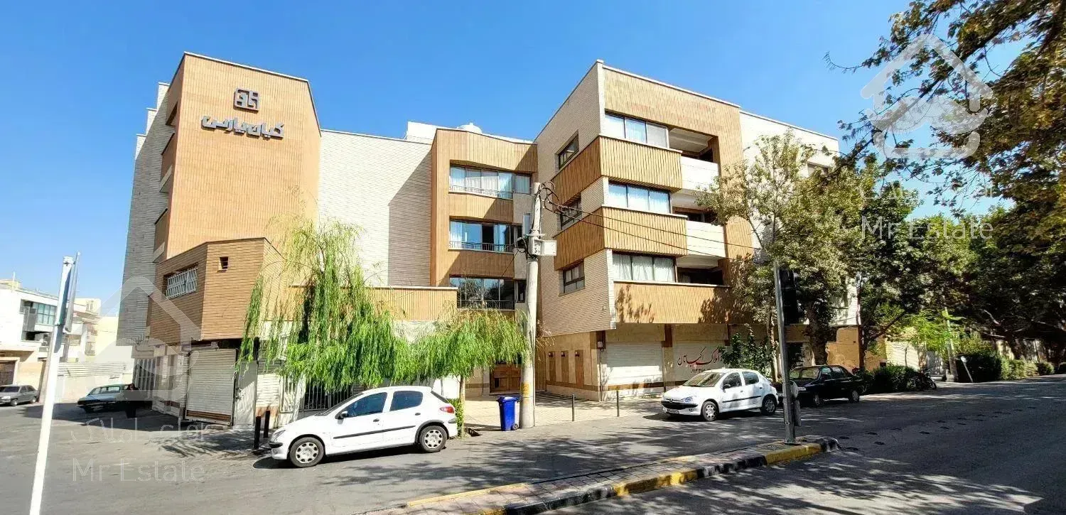 ۱۳۵متر دو خواب هشت بهشت بَر خیابان اصلی مَلک شمالی