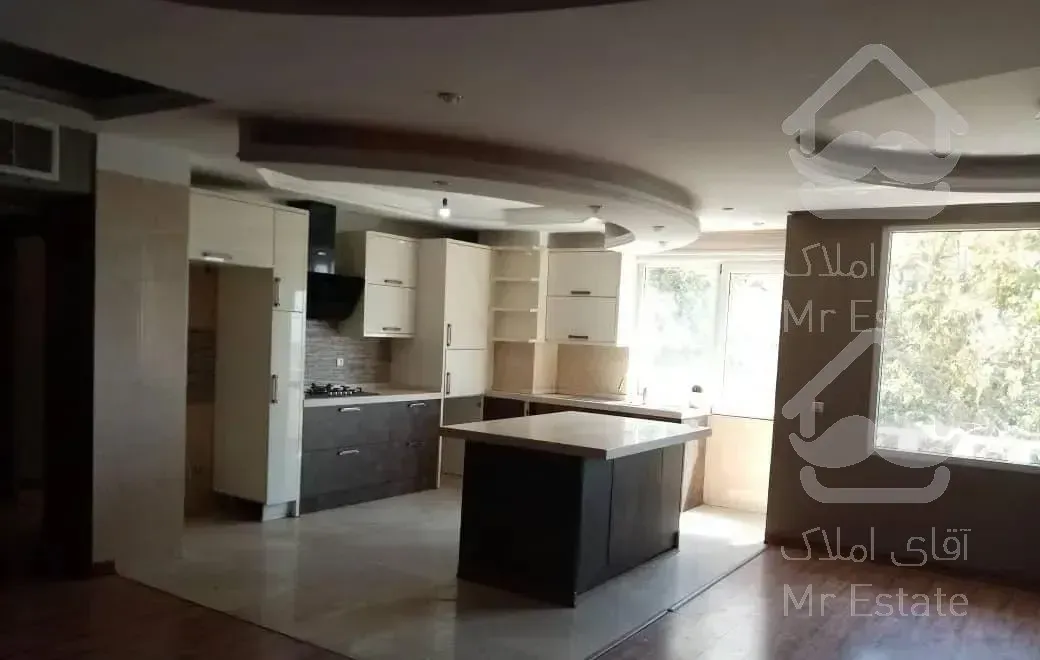 میدان دانشگاه اول درکه ۱۵۰ متر ۵ ساله