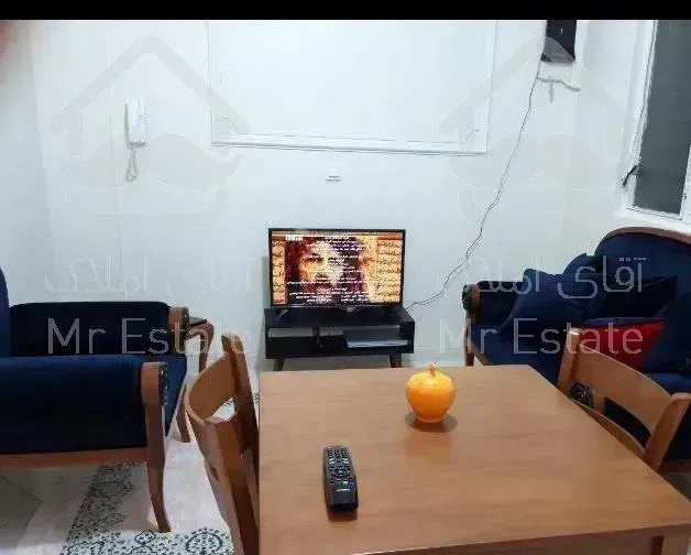 ۳۷ متر طبقه همکف میدان انقلاب/اداری و مسکونی