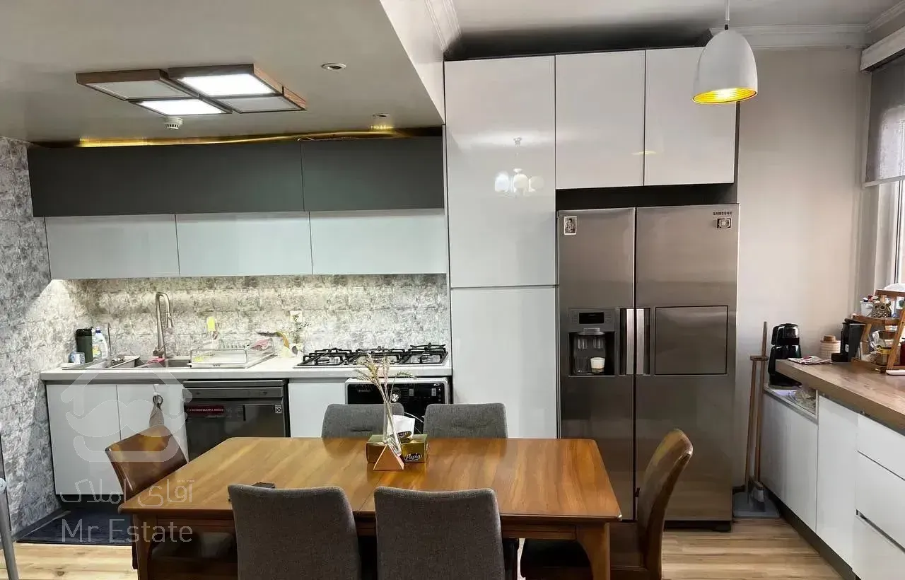 87 متری بازسازی شده غرق نور