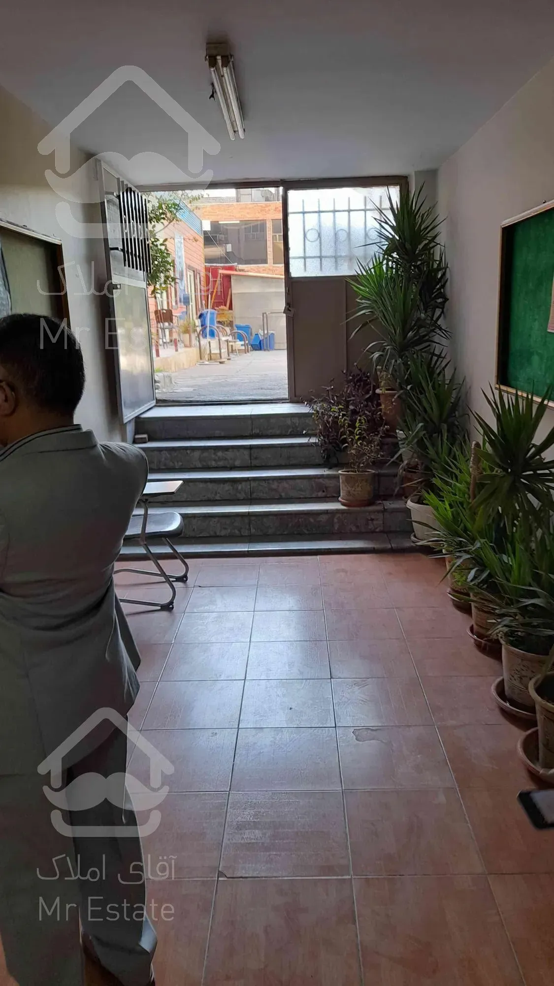 ۲۲۰۰ متر اداری صادقیه