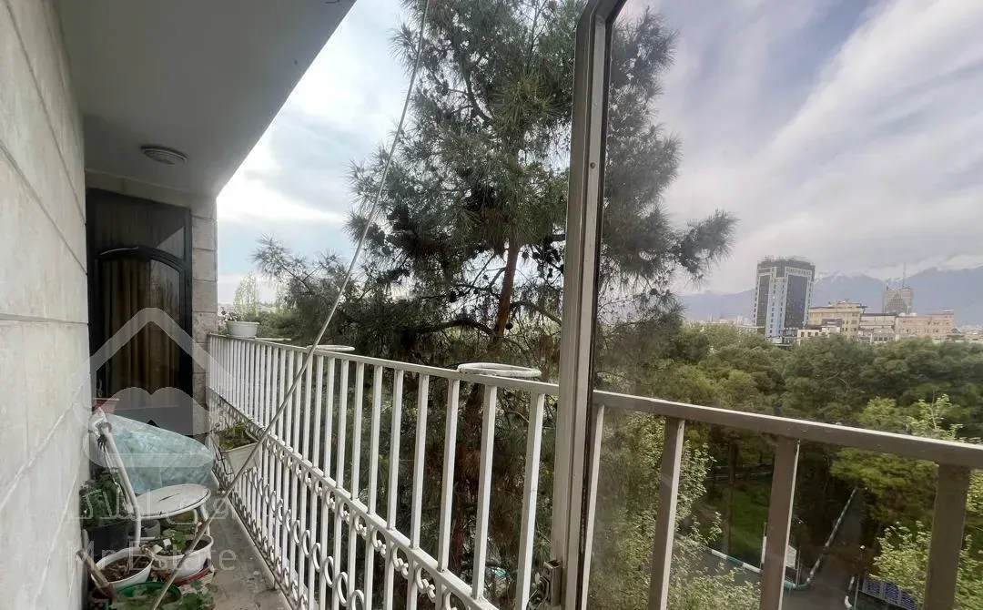 طبقه ۵، ۱۳۵ متری ۳ خوابه در میرداماد با ویو ابدی