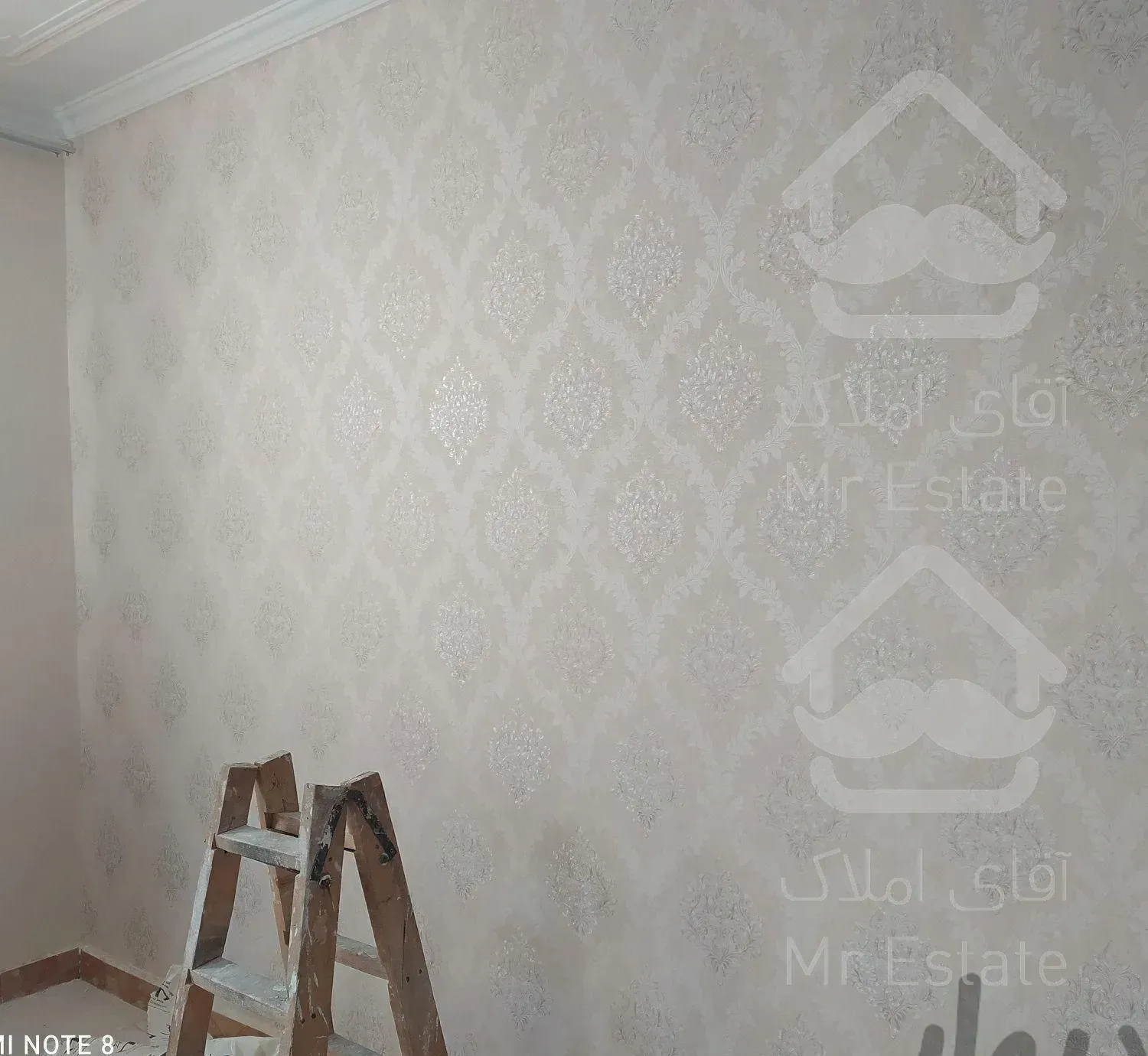 نصاب کاغذ دیواری