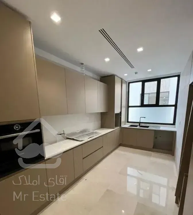 نیاوران گلسنگ ۱۴۰متر۳ خوابه/خوش نقشه و نورمستقیم