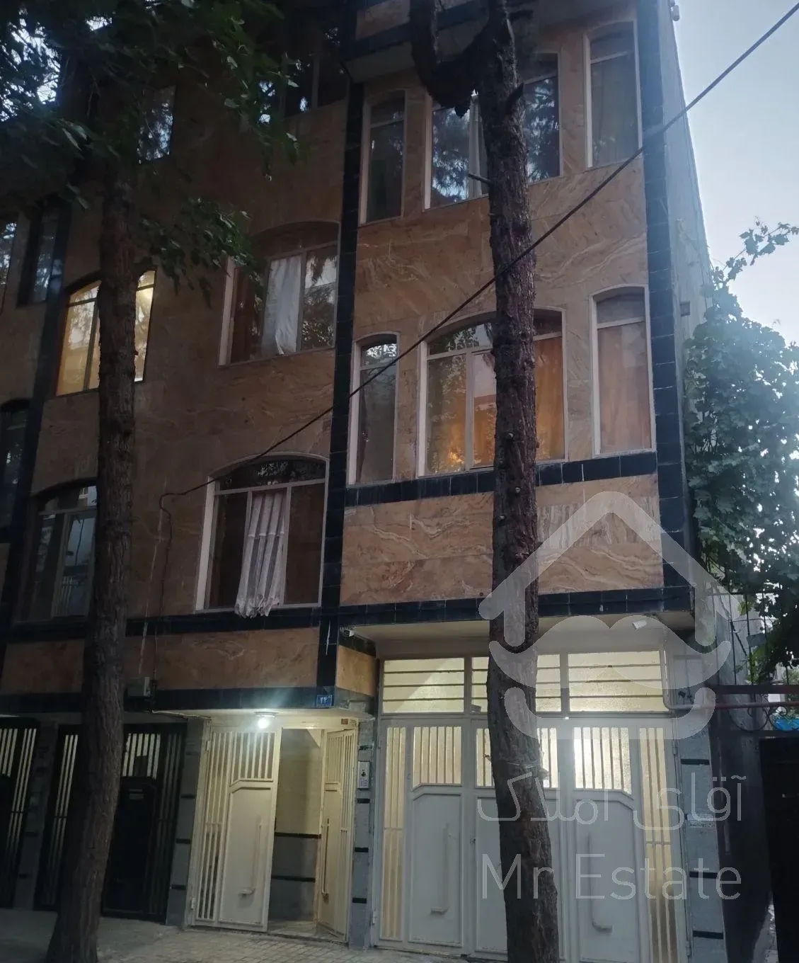 آپارتمان۸۵متری، سه طبقه همراه با حیاط خلوت پشت بام