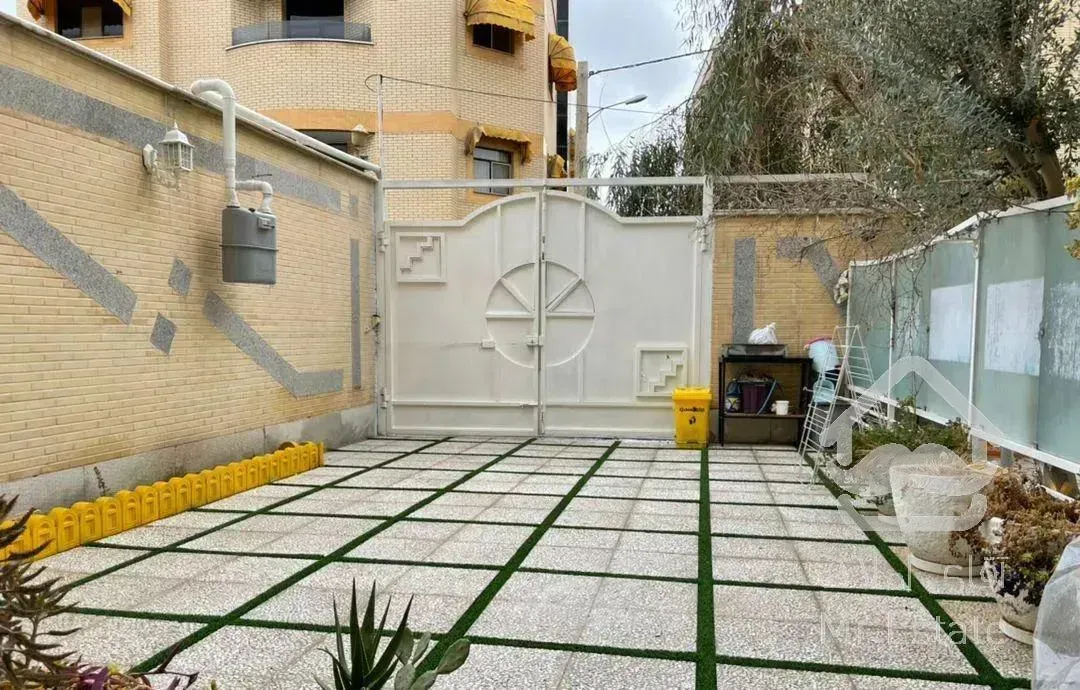 135 متر،همکف حیاط اختصاصی و راه مجزا از ساختمان