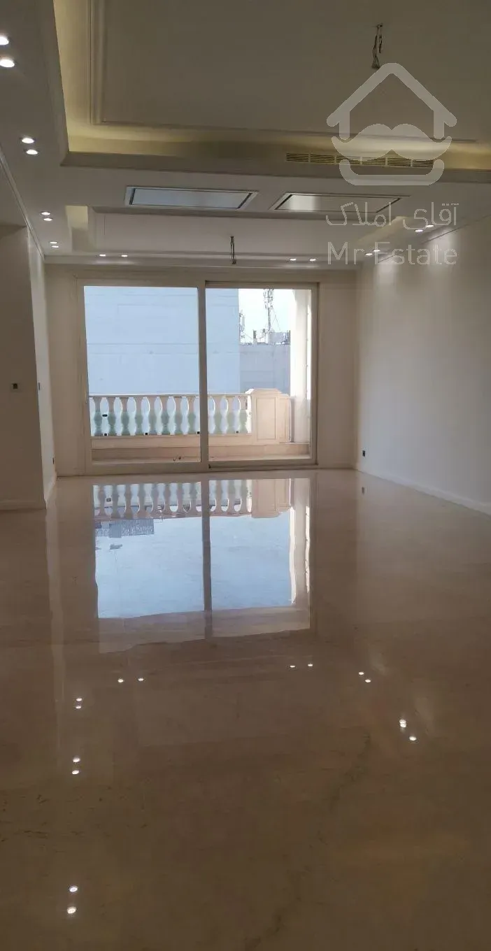 فروش زمرد/۲۰۰متر۳خ/طبقه۷/نور جنوب/تراس بزرگ