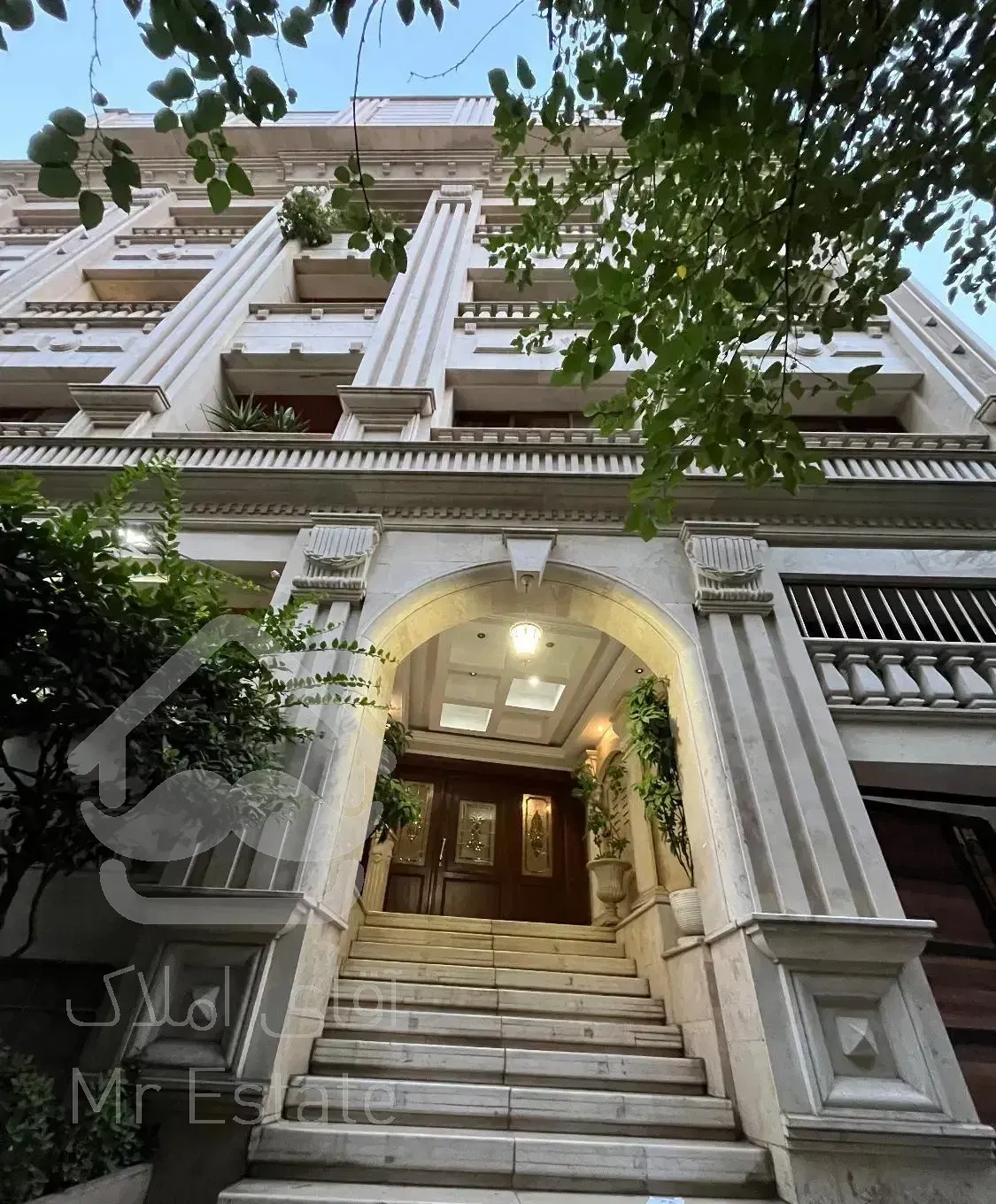 ۱۳۰متر ۳خواب نیاوران/غرق نور/لابی/۲پارکینگ/۲مستر