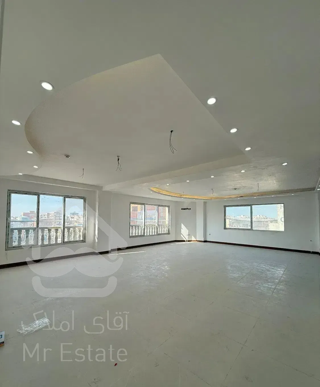 واحد ۲۲۰ متر خ امام خمینی